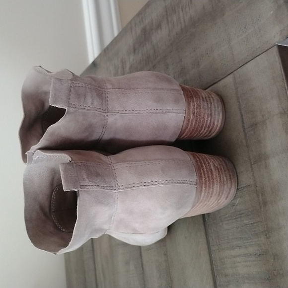Steve Madden suede light grey/ tan booties size 6.5 Heel is 4.5cm - Picture 4 of 6